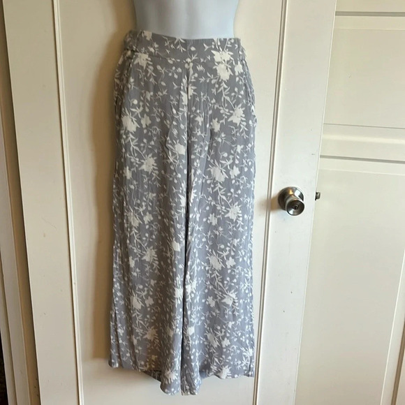 Wilfred
Faun Ankle Pant grey with white flowers. Size  small beach vacation airy - Picture 6 of 15